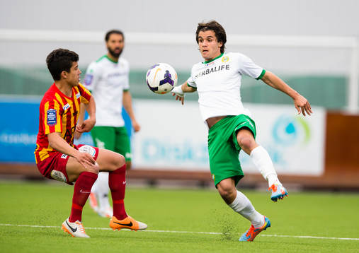 Hammarbys Lars Mendonca Fuhre i kamp om bollen med