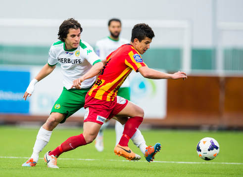 Hammarbys Lars Mendonca Fuhre i kamp om bollen med