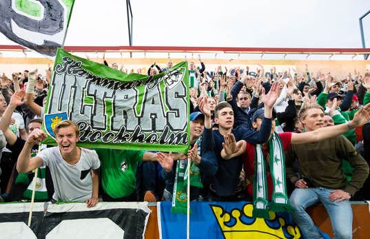 Hammarbys supportrar ser glada ut