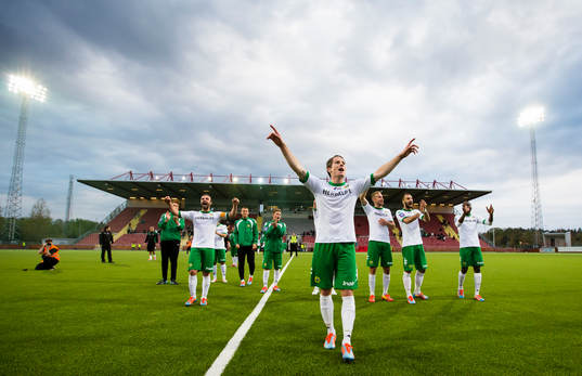Hammarbys Johan Persson leder klacken med en sång