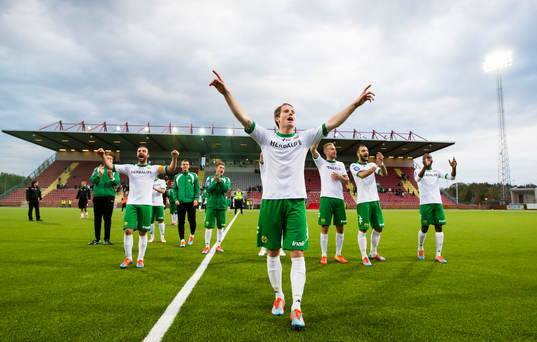 Hammarbys Johan Persson leder klacken med en sång
