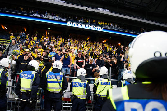 Poliser framför Elfsborgs klack