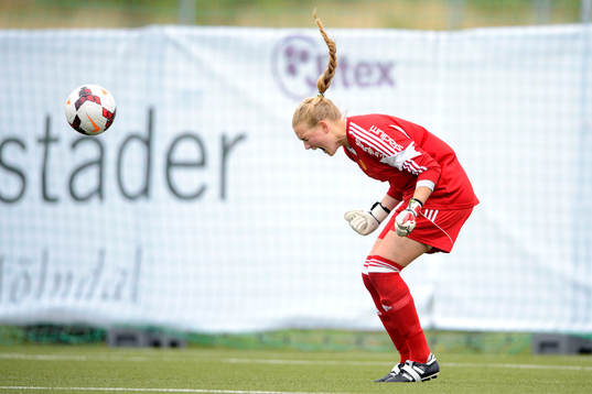 AIKs målvakt Hilde Gunn Olsen jublar