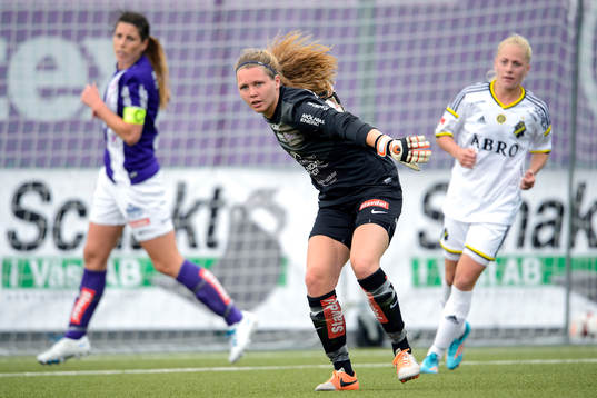 Jitex målvakt Jennifer Falk kastar ut bollen