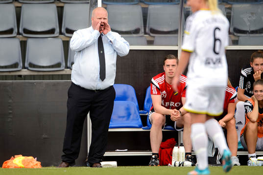 AIKs tränare Mattias Eriksson ropar ut mot planen