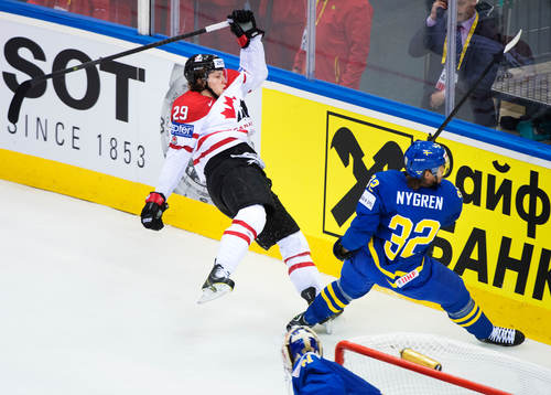 Kanadas Nathan MacKinnon tacklas av Sveriges Magnus Nygren