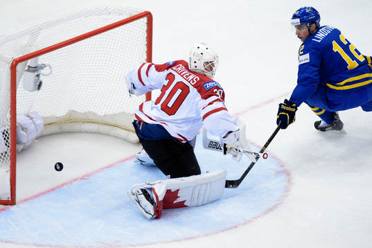 Sveriges Joakim Lindström gör 0-1 bakom Kanadas målvakt