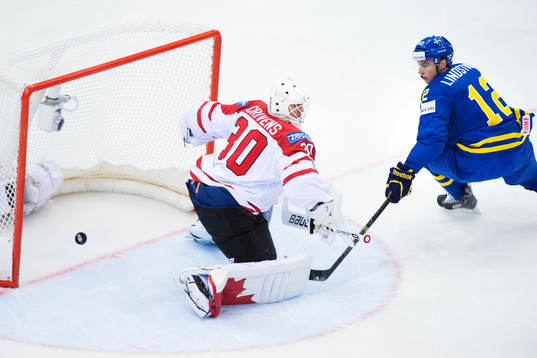 Sveriges Joakim Lindström (t h) skjuter in 0-1 bakom