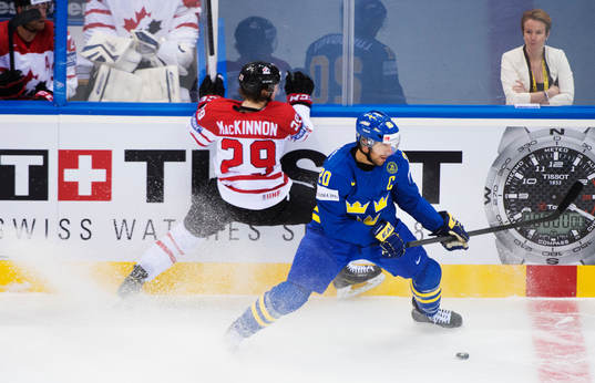 Kanadas Nathan MacKinnon utmanas av Sveriges Joel Lundqvist