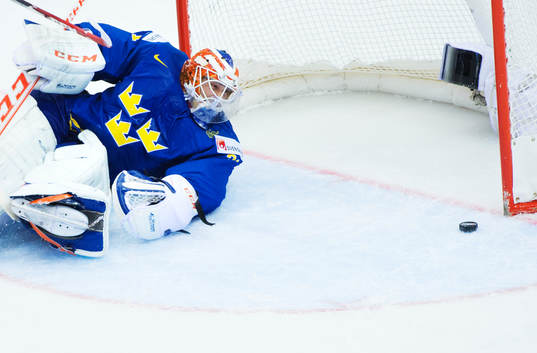 Sveriges målvakt Anders Nilsson ser pucken gå mot stolpen