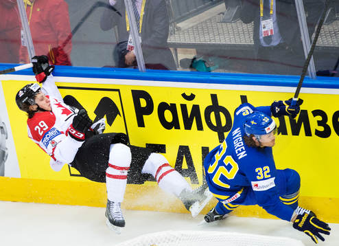 Kanadas Nathan MacKinnon tacklas av Sveriges Magnus Nygren