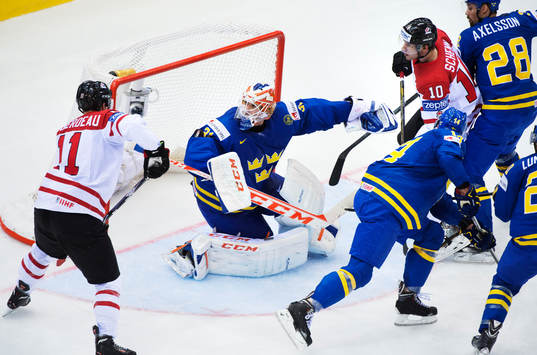 Sveriges målvakt Anders Nilsson släpper in 1-2-målet