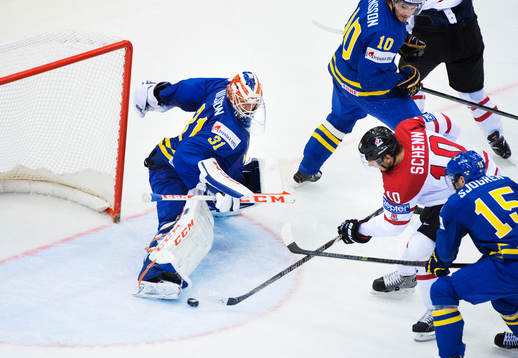 Kanadas Brayden Schenn oroar framför Sveriges målvakt