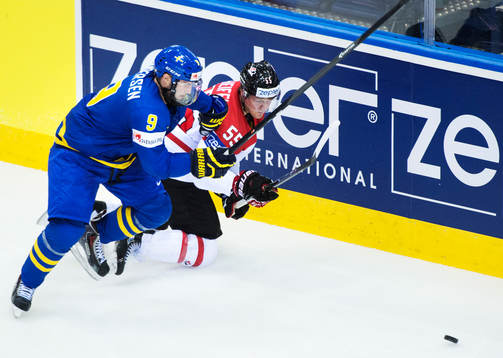Sveriges Niclas Andersén kämpar mot Kanadas Jason Garrison