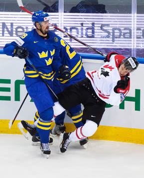 Sveriges Dick Axelsson tacklar Kanadas Jonathan Huberdeau