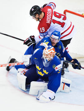 Sveriges målvakt Anders Nilsson och Mattias Ekholm utmanas