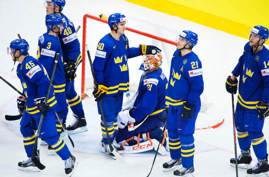 Sveriges Mikael Backlund klappar målvakten Anders Nilsson