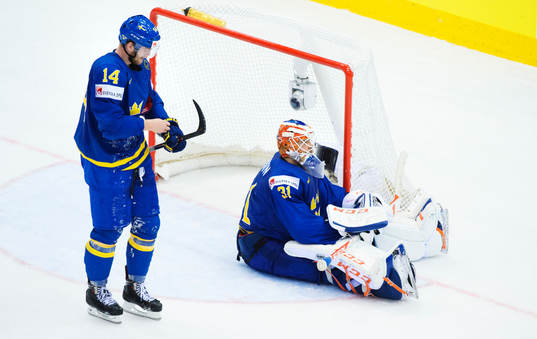 Sveriges Mattias Ekholm och målvakt Anders Nilsson deppar