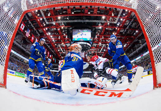 Sveriges Mattias Ekholm, målvakt Anders Nilsson och