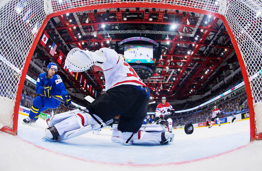 Sveriges Joakim Lindström skjuter in 0-1 bakom Kanadas