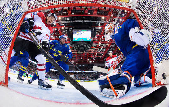 Kanadas Brayden Schenn jublar när han ser 1-2-pucken gå
