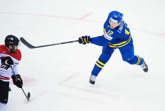 Sveriges Joakim Lindström skjuter ett skott
