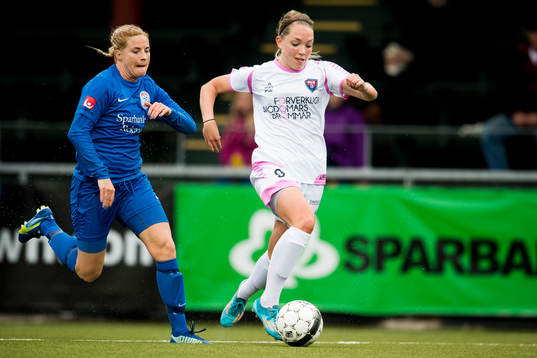 Rosengårds Elin Rubensson jagas av Eskilstunas Annica