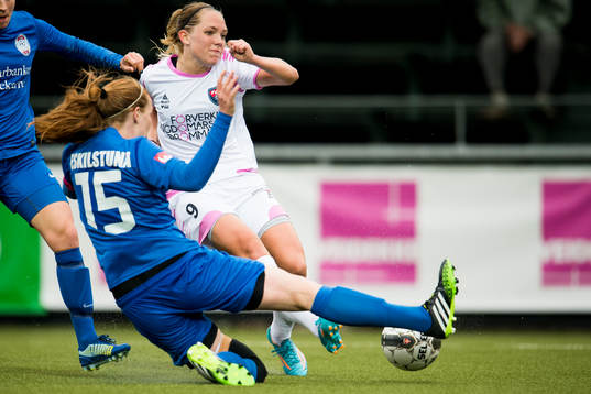 Rosengårds Elin Rubensson skjuter och Eskilstunas Vaila