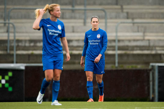 Eskilstunas Felicia Karlsson (th) och Elin Wahlström (tv)