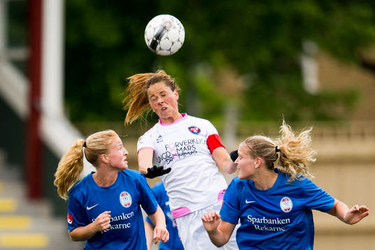 Rosengårds Sara Björk Gunnarsdottir nickar bollen