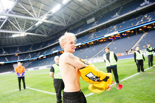 Elfsborgs Johan Larsson ger bort sin tröja