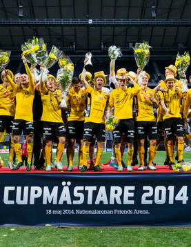 Elfsborgs spelare jublar på podiet när Johan Larsson