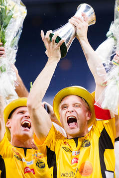 Elfsborgs Johan Larsson jublar och lyfter bucklan