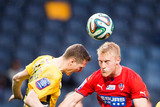 Elfsborgs Jon Jönsson och Helsingborgs Peter Larsson i en