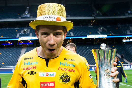 Elfsborgs Marcus Rohdén jublar med pokalen i handen