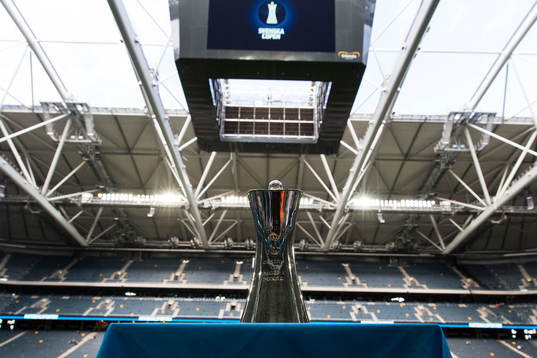 Pokalen visas upp innan finalen av Svenska Cupen mellan