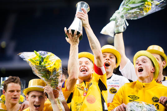 Elfsborgs Johan Larsson jublar och lyfter bucklan