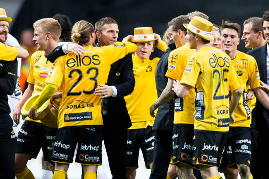 Elfsborgs Anders Svensson kramar om Elfsborgs Niklas Hult