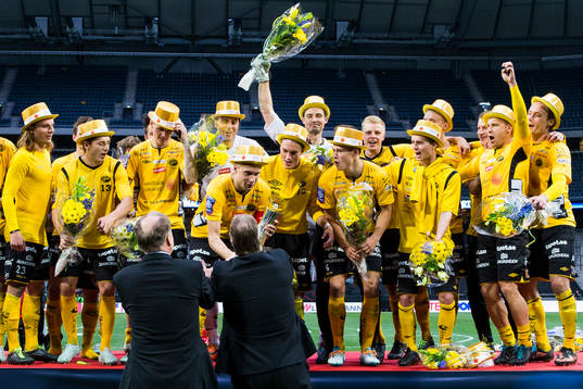 Elfsborgs Johan Larsson tar emot pokalen av Svenska