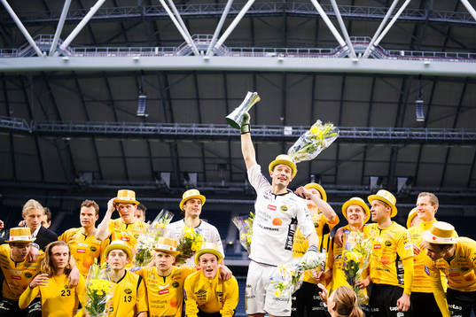Elfsborgs målvakt Kevin Stuhr-Ellegaard jublar och håller