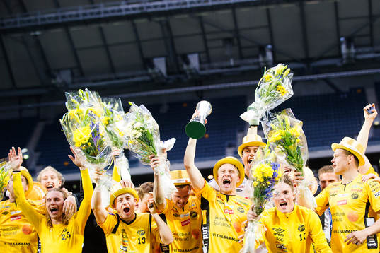 Elfsborgs Johan Larsson jublar och lyfter bucklan