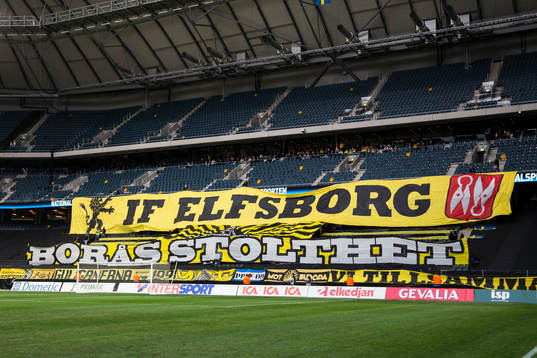 Elfsborgs supportrar med ett TIFO innan finalen av Svenska