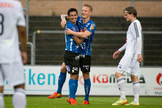 Halmstads Gudjón Baldvinsson och Antonio Rojas jublar