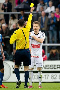 Brommapojkarnas Jacob Une Larsson får gul kort, domare