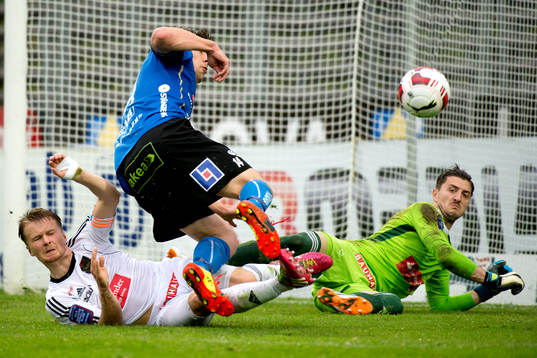 Halmstads Mikael Boman framför Brommapojkarnas målvakt