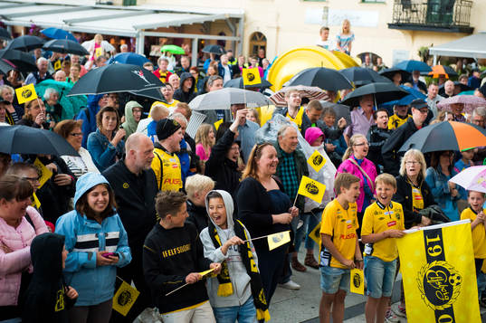 Glada Boråsare då Borås stad hyllande Elfsborgs spelare