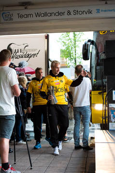 Elfsborgs Johan Larsson med pokalen och Anders Svensson