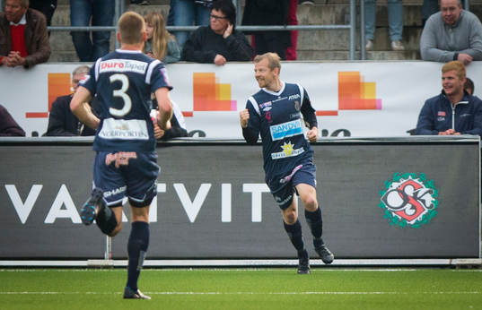 Gefles Jonas Lantto gör 0-1 och jublar
