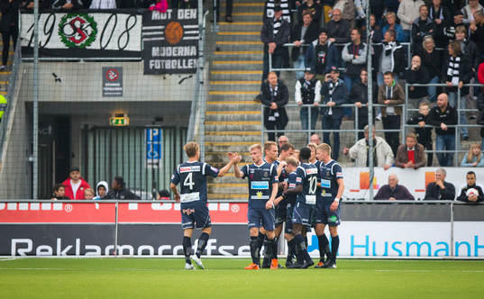 Gefles Jonas Lantto gör 0-1 och jublar