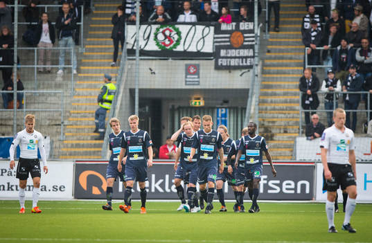 Gefles Jonas Lantto gör 0-1 och jublar